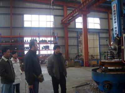 俄羅斯客戶考察我廠閘閥、蝶閥生產(chǎn)車間(圖1)