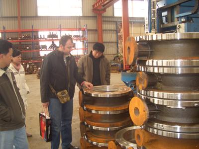 俄羅斯客戶考察我廠閘閥、蝶閥生產(chǎn)車間(圖2)