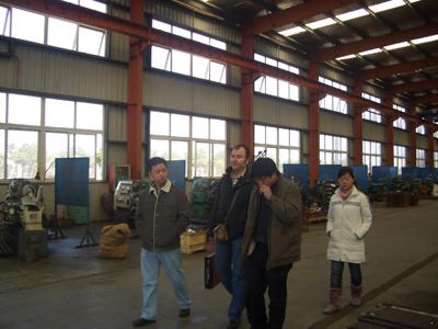 俄羅斯客戶考察我廠閘閥、蝶閥生產(chǎn)車間(圖3)