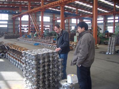 俄羅斯客戶考察我廠閘閥、蝶閥生產(chǎn)車間(圖4)