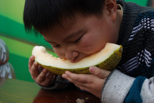 2011 年華亭鎮新春鬧元宵活動-吃哈密瓜比賽(圖五)