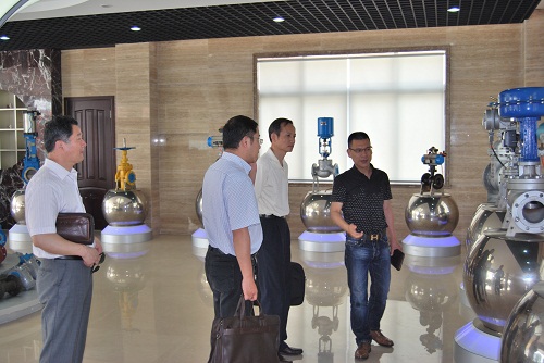 中共嘉定區委統戰部副部長、區統戰部機關黨總支書記甘永康同志在上海滬工閥門廠視察工作(圖 1)