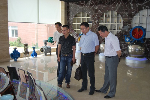 中共嘉定區委統戰部副部長、區統戰部機關黨總支書記甘永康同志在上海滬工閥門廠視察工作(圖 2)