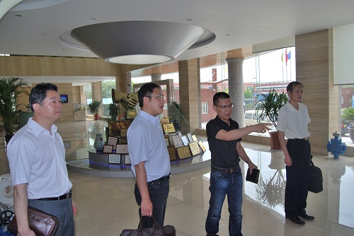 中共嘉定區委統戰部副部長、區統戰部機關黨總支書記甘永康同志在上海滬工閥門廠視察工作(圖 3)