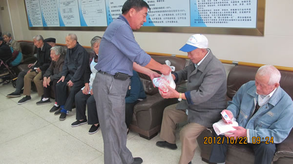 上海滬工閥門廠(集團)有限公司黨支部成員褚德祥同志為華亭敬老院的老人們發放節日禮品