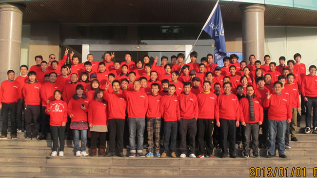 滬工閥門集團(tuán)參加健身跑活動(dòng)員工在行政大樓前合影