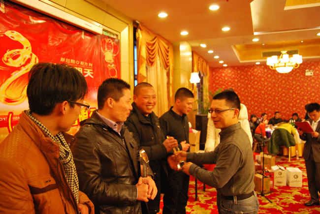 楊猛為滬工2013運(yùn)動(dòng)會(huì)團(tuán)體獎(jiǎng)獲得者頒獎(jiǎng)