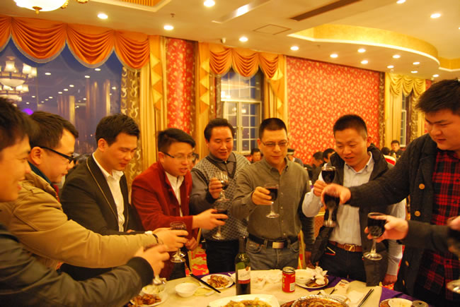 楊猛向公司員工敬酒(2)