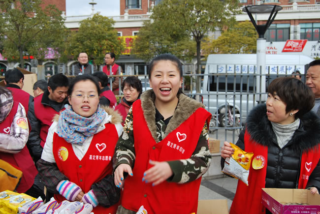 公司志愿者在進行慈善義賣活動