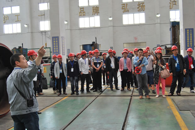 上海滬工閥門(mén)廠集團(tuán)全國(guó)優(yōu)秀經(jīng)銷(xiāo)商座談會(huì)參會(huì)代表參觀公司生產(chǎn)加工車(chē)間(圖 1)