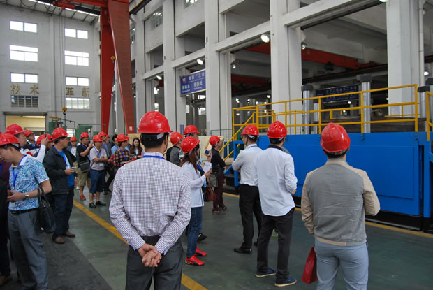 上海滬工閥門(mén)廠集團(tuán)全國(guó)優(yōu)秀經(jīng)銷(xiāo)商座談會(huì)參會(huì)代表參觀公司生產(chǎn)加工車(chē)間(圖 2)