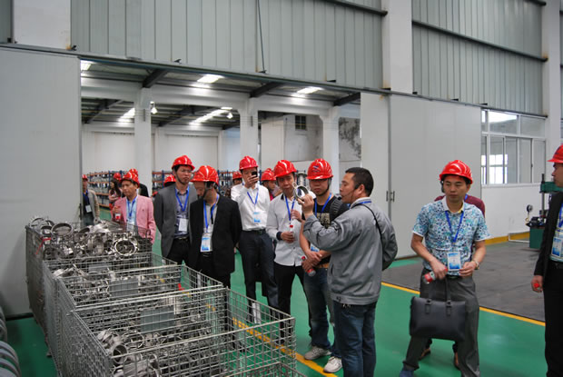 上海滬工閥門(mén)廠集團(tuán)全國(guó)優(yōu)秀經(jīng)銷(xiāo)商座談會(huì)參會(huì)代表參觀公司生產(chǎn)加工車(chē)間(圖 3)