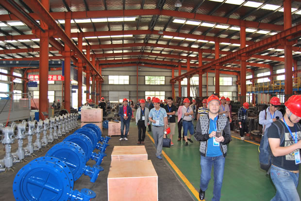 上海滬工閥門(mén)廠集團(tuán)全國(guó)優(yōu)秀經(jīng)銷(xiāo)商座談會(huì)參會(huì)代表參觀公司生產(chǎn)加工車(chē)間(圖 4)