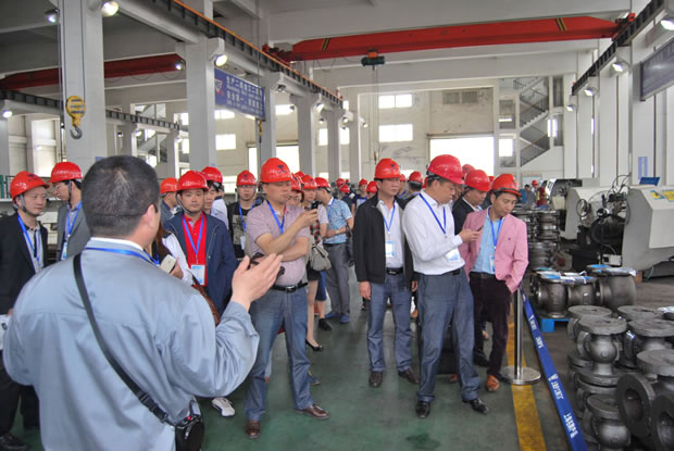 上海滬工閥門(mén)廠集團(tuán)全國(guó)優(yōu)秀經(jīng)銷(xiāo)商座談會(huì)參會(huì)代表參觀公司生產(chǎn)加工車(chē)間(圖 6)