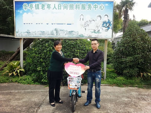 楊猛代表公司贈送顧明娣一輛電動車