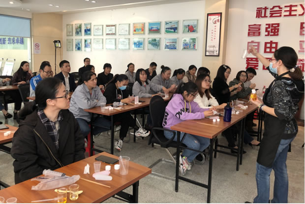 華亭鎮(zhèn)總工會活動進企項目之金秋十月護手霜DIY活動(圖1)