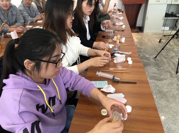 華亭鎮(zhèn)總工會活動進企項目之金秋十月護手霜DIY活動(圖3)