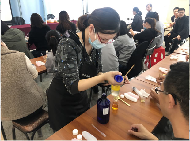 華亭鎮(zhèn)總工會活動進企項目之金秋十月護手霜DIY活動(圖4)