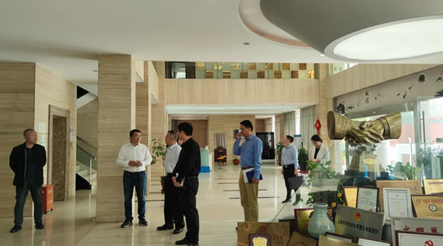 嘉定區經委領導實地調研上海滬工閥門廠(圖1)